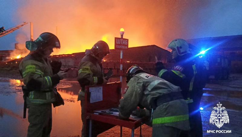 На месте крупного пожара в Смоленске развёрнут штаб пожаротушения