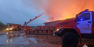 Тушение мощного пожара на смоленском заводе продолжается несколько часов