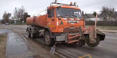 В Смоленске продолжается уборка улиц и чистка ливневок