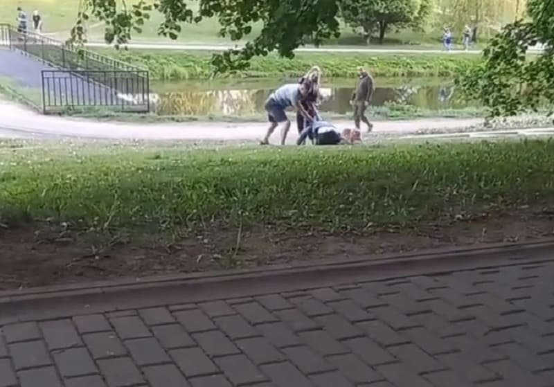 В Смоленском парке жестоко избили мужчину