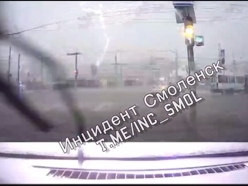 Соцсети: смоляне застряли в лифте после удара молнии в рекламный щит на Киселевке