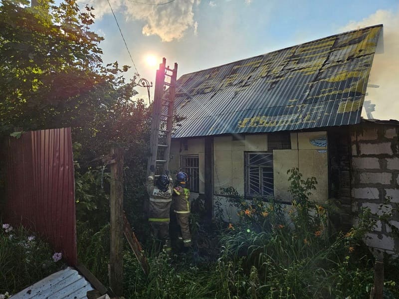 На одной из главных улиц Смоленска загорелся жилой дом 