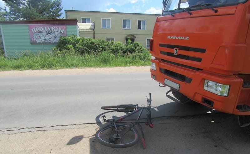 В смоленском райцентре «Камаз» сбил 15-летнего велосипедиста