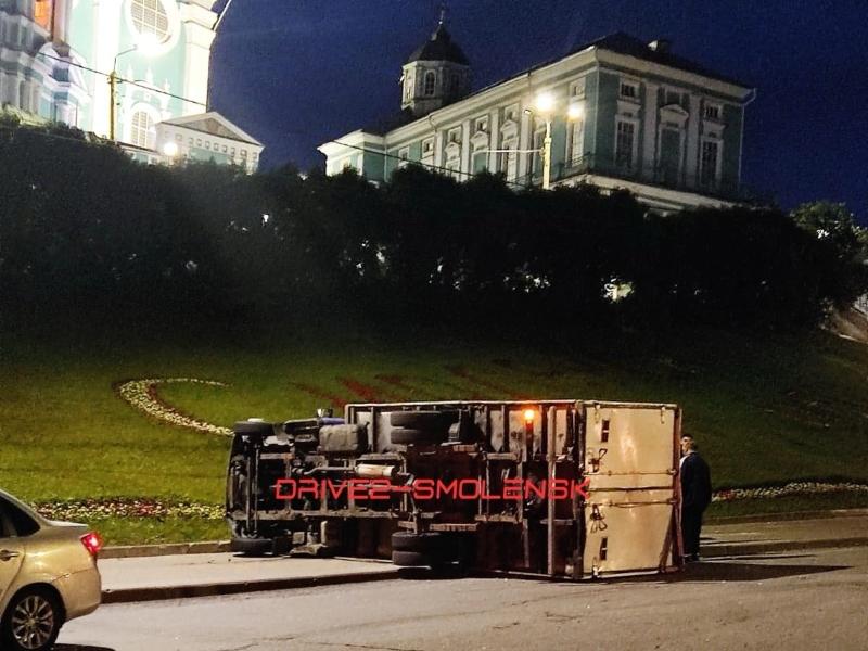 Ночью в центре Смоленска перевернулся грузовик 