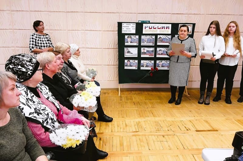 Смоленские единороссы поздравили главных женщин бойцов СВО с Днем матери