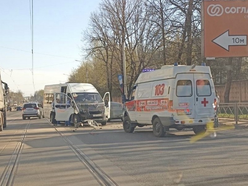 В Смоленске маршрутка попала в ДТП, троих доставили в больницу