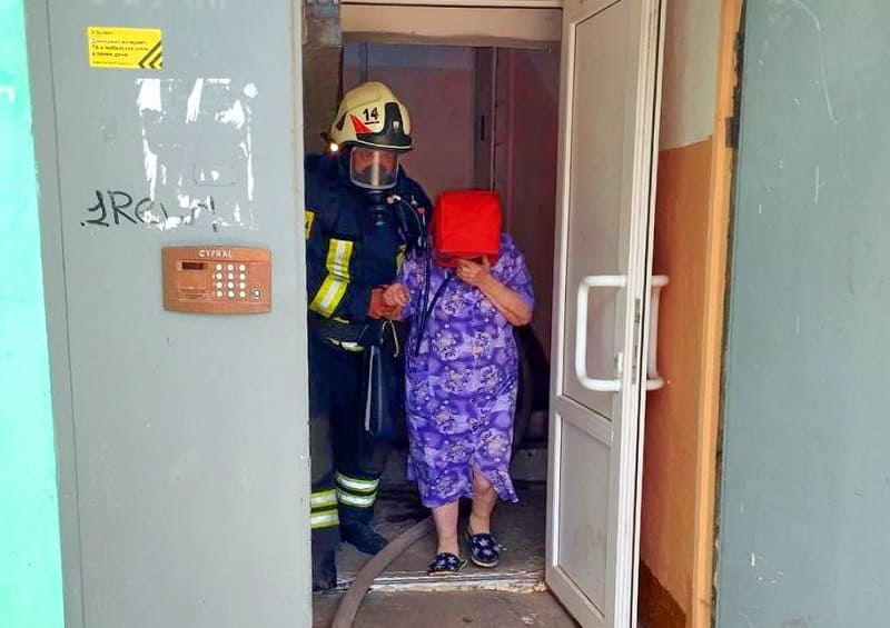 Беда из-за окурка. Спасатели экстренно эвакуировали жильцов многоэтажки в Смоленской области 