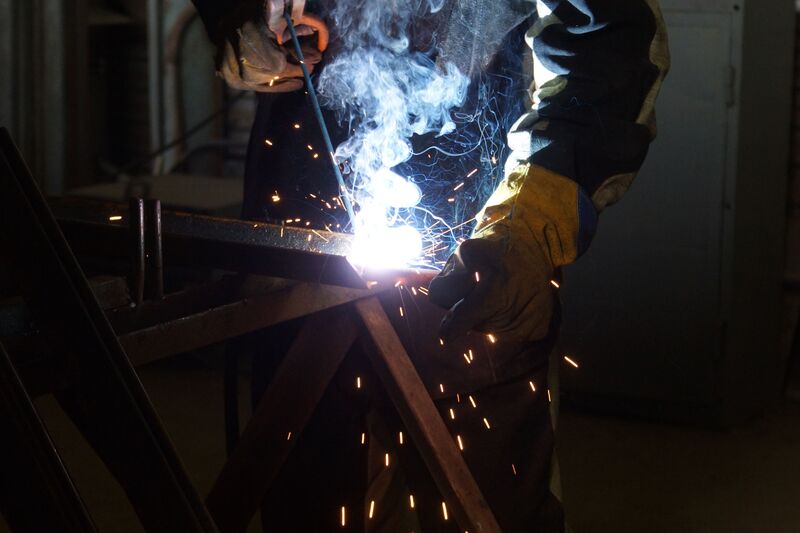 Специалисты «Смоленскэнерго» самостоятельно изготавливают металлоконструкции для ремонта оборудования