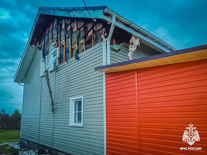 В Смоленской области жилой дом загорелся после удара молнии