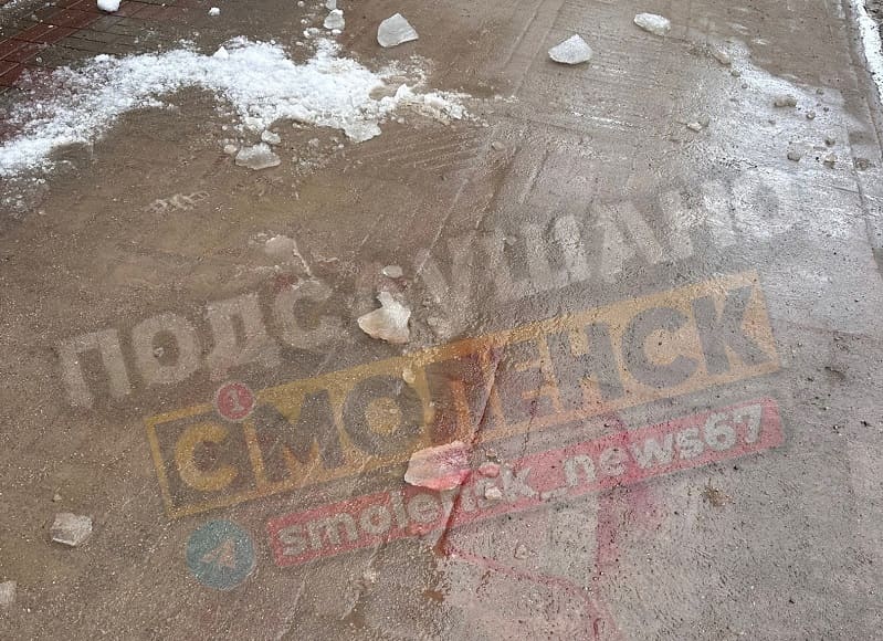 Соцсети: В центре Смоленска глыба льда упала девушке на голову