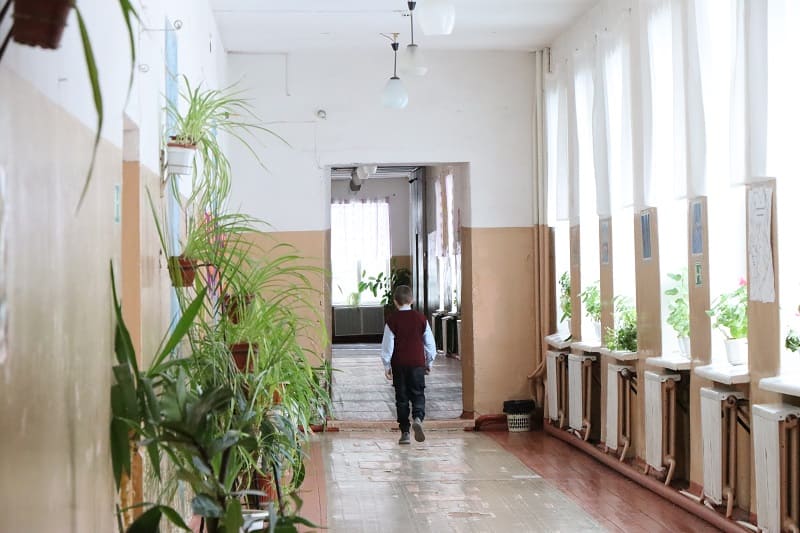 Ремонт спортзала в сельской школе, замена окон в ДК. Сергей Неверов помогает Вяземскому району