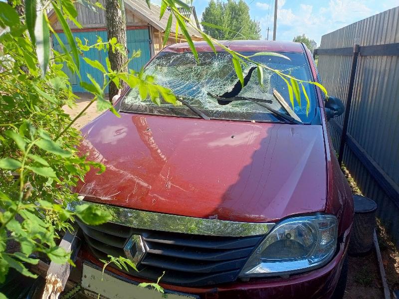 В Смоленской области иномарка врезалась в забор частного дома