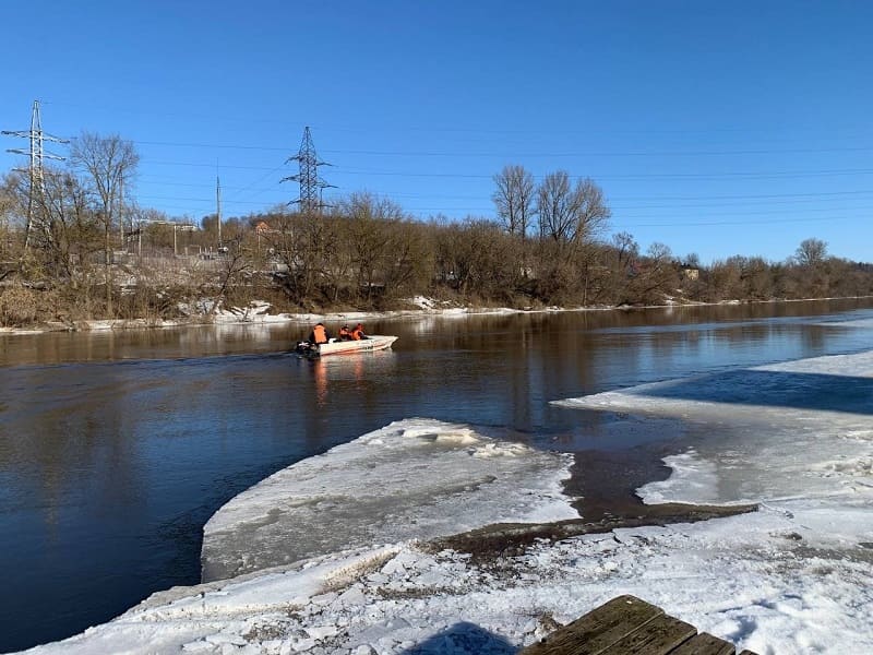 В Смоленске продолжились поиски мальчика, провалившегося под лед 