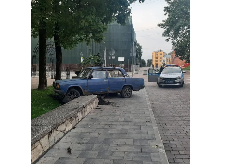 19-лений парень попал в ДТП на угнанной машине напротив мэрии Смоленска