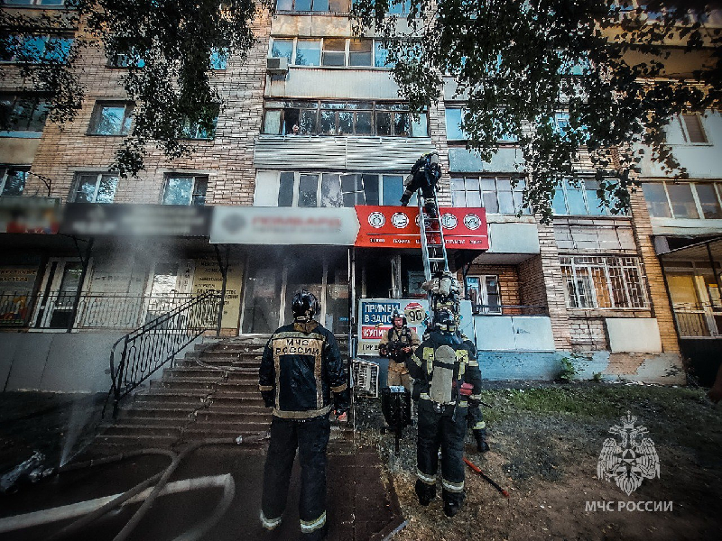 Смоленские пожарные выезжали тушить полыхающий ломбард
