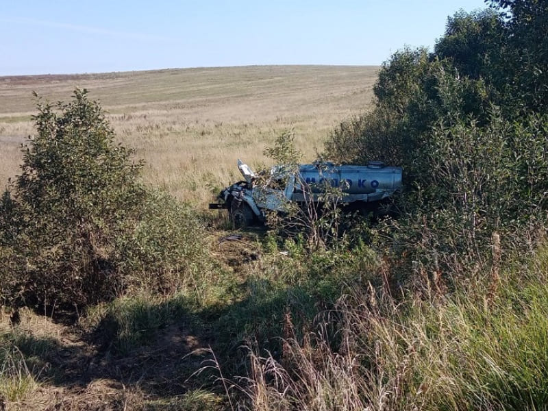 В Смоленской области превысивший скорость водитель пострадал при опрокидывании грузовика