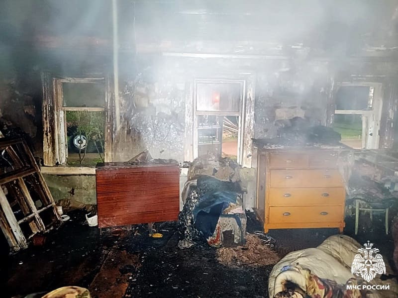 Огнеборцы обнаружили труп мужчины на месте пожара в Смоленской области