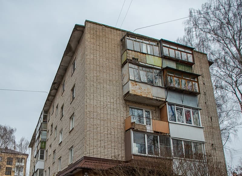 В Смоленской области мужчина выбросил свою возлюбленную с балкона многоэтажки
