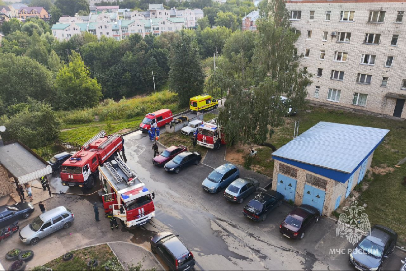 18 огнеборцев тушили вспыхнувшую квартиру в девятиэтажке Смоленска