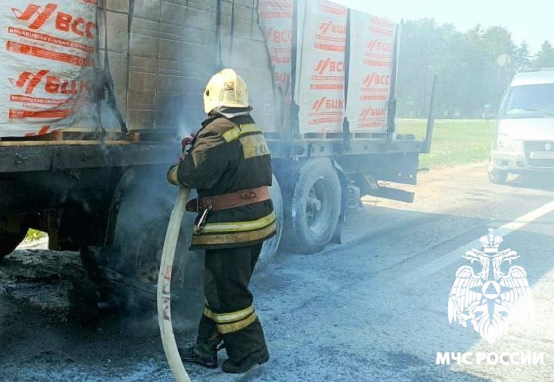 В Смоленской области машины двух дальнобойщиков загорелись на ходу
