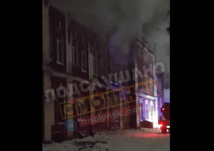 В Смоленске загорелось здание бывшего завода «Бахус»