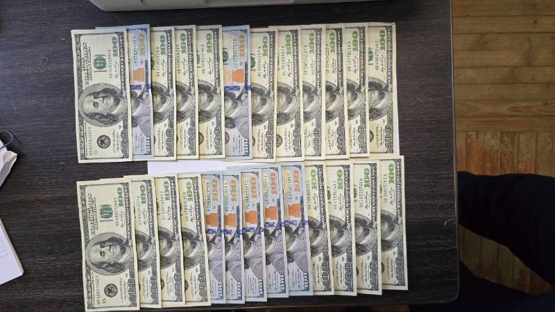 В Смоленской области сотрудник полиции не принял взятку в долларах США 