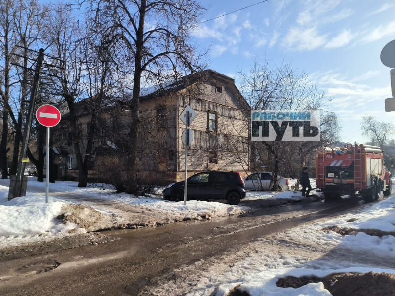 На одной из центральных улиц Смоленска загорелся расселенный барак