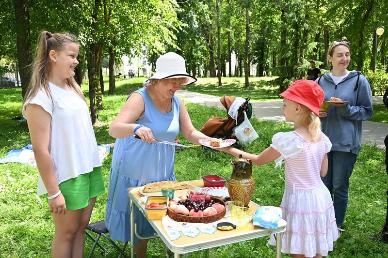 В Смоленске прошла акция «Семейный завтрак на траве»