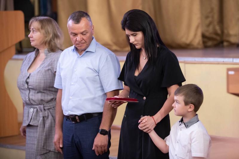 Василий Анохин вручил медаль «Золотая Звезда» супруге смоленского офицера, героически погибшего в зоне СВО