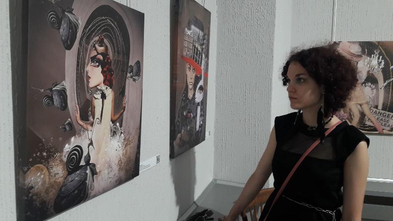 С журнальных страниц  - в Зазеркалье: в Смоленске открылась выставка Елены Чекризовой