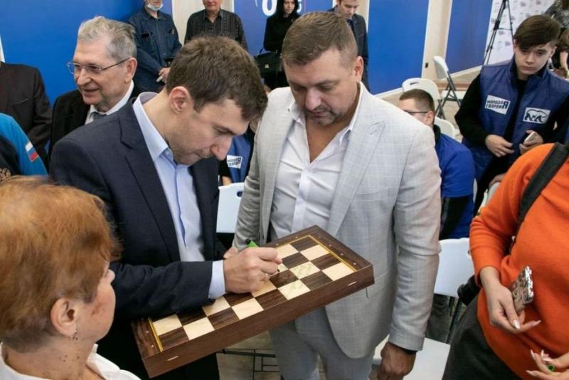 «Единая Россия» и Сергей Карякин дали старт работе шахматного клуба в Штабе общественной поддержки Смоленской области