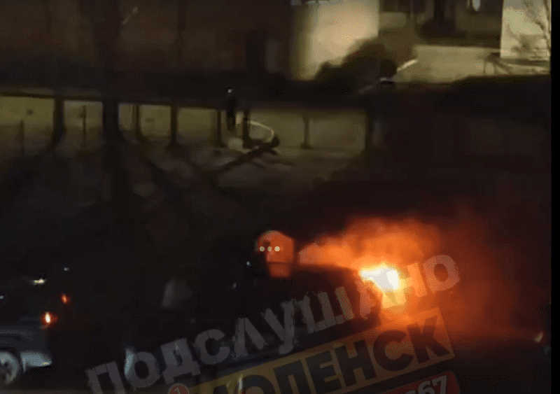 Соцсети: В Смоленске загорелся автомобиль возле школы