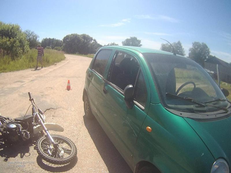 В Смоленском районе 12-летний водитель питбайка врезался в машину на «встречке»
