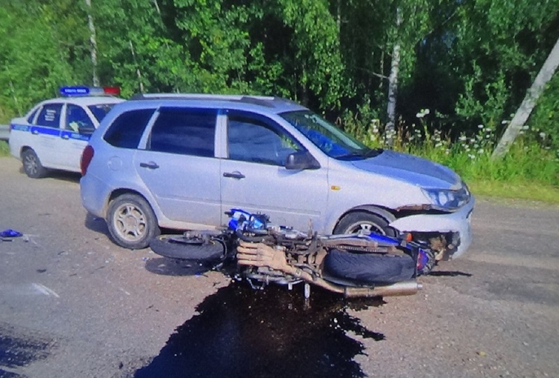 В Смоленской области мотоциклист пострадал из-за маневра водителя легковушки