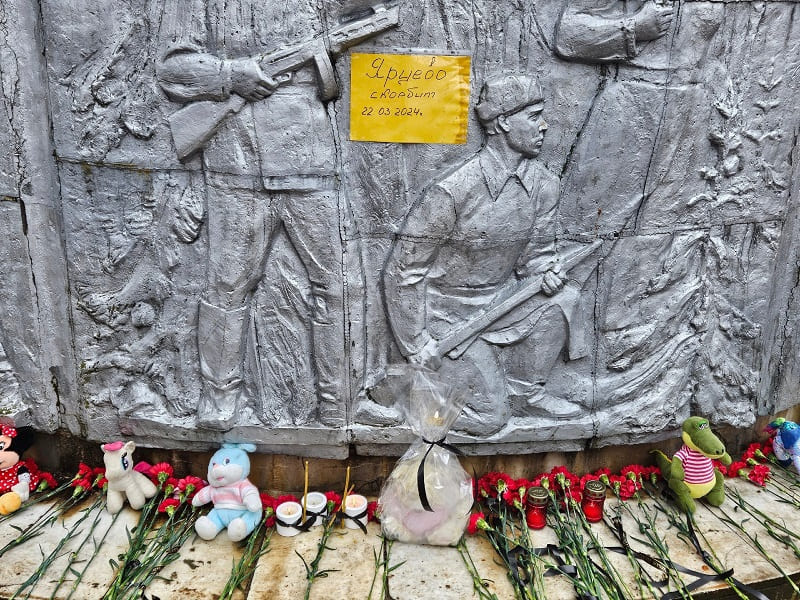  В райцентрах Смоленской области появились стихийные мемориалы 