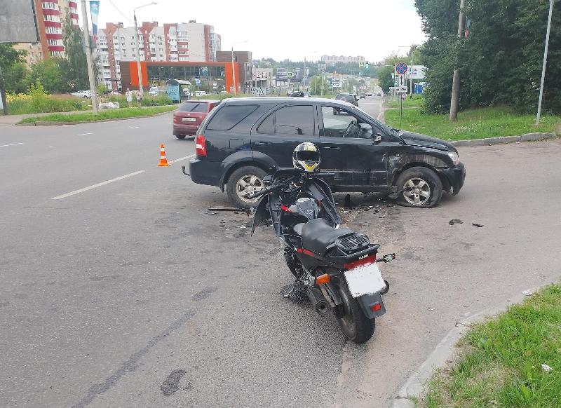 В Смоленске водитель иномарки спровоцировал ДТП с мотоциклистом