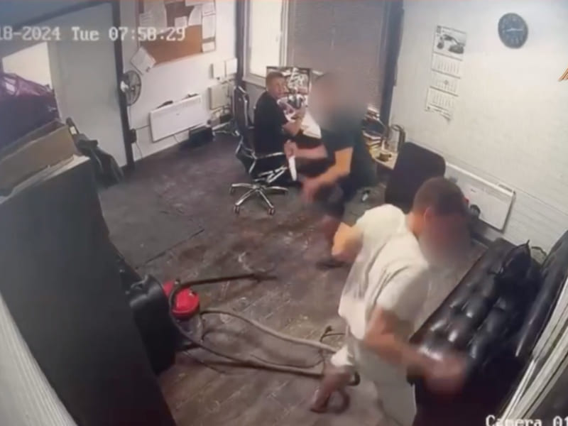 Появилось видео жестокой поножовщины на смоленском заводе