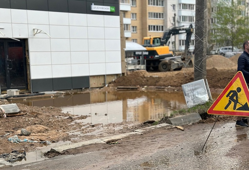 «Маршрутки не могут проехать»: в Смоленске затопило улицу