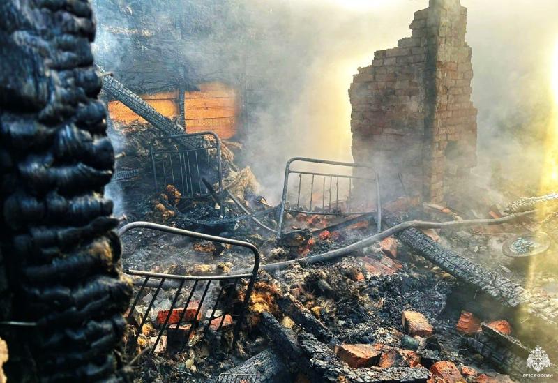 «От дома остались только стены»: МЧС сообщает о смертельном пожаре в Смоленской области