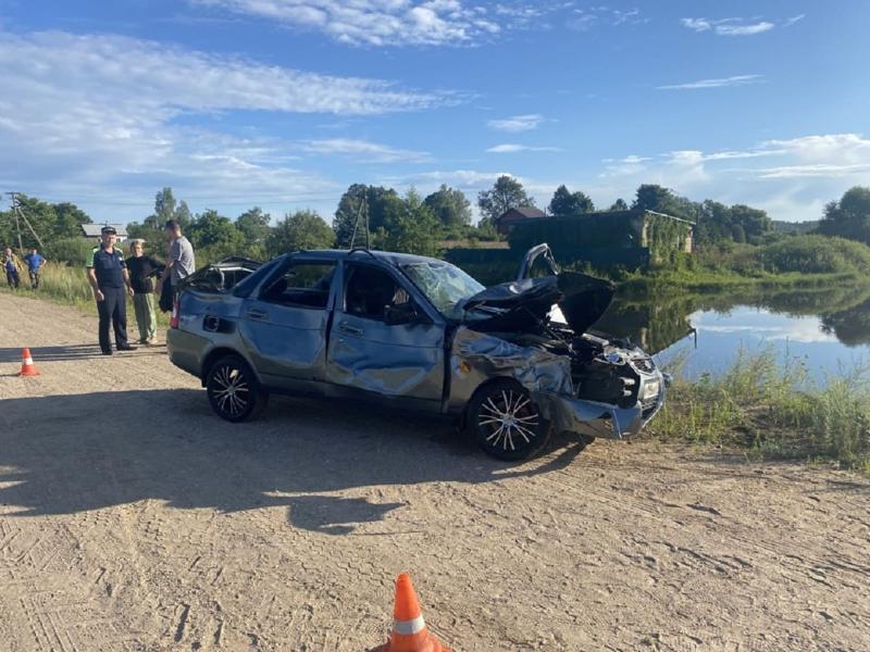 «Есть пострадавший»: в Смоленской области автомобиль вылетел с дороги и угодил в озеро