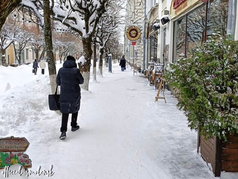 Мэрия Смоленска призвала владельцев магазинов активнее убирать снег возле зданий