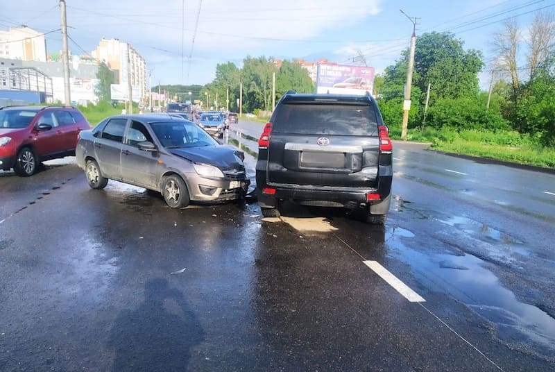 В Смоленске водитель попал в больницу после жесткого ДТП