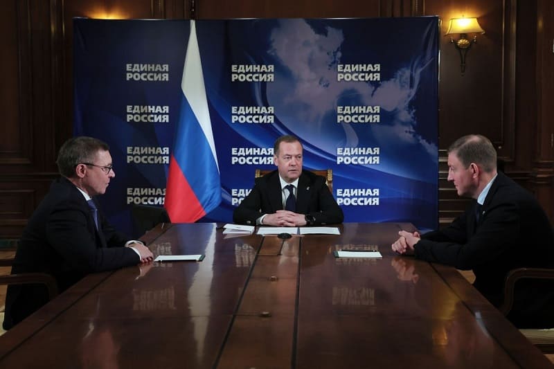 Дмитрий Медведев назначил полпреда президента в Уральском федеральном округе врио секретаря генсовета «ЕР»