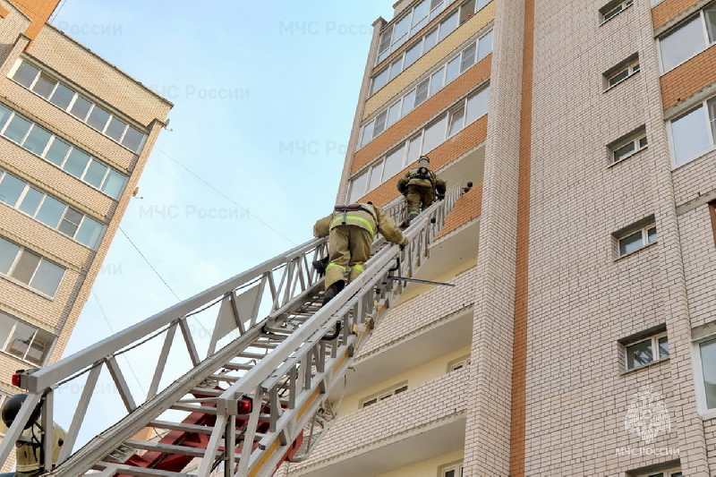 В Смоленске тушили пожар в многоэтажке