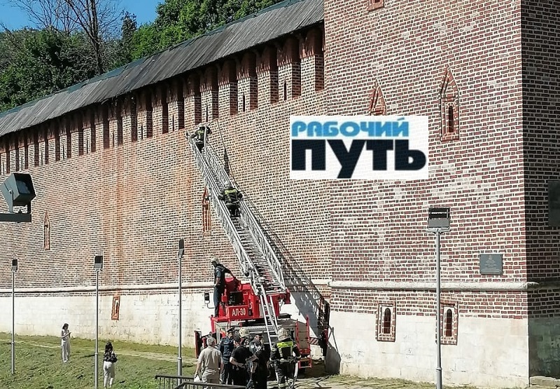 В центре Смоленска загорелась крыша крепостной стены