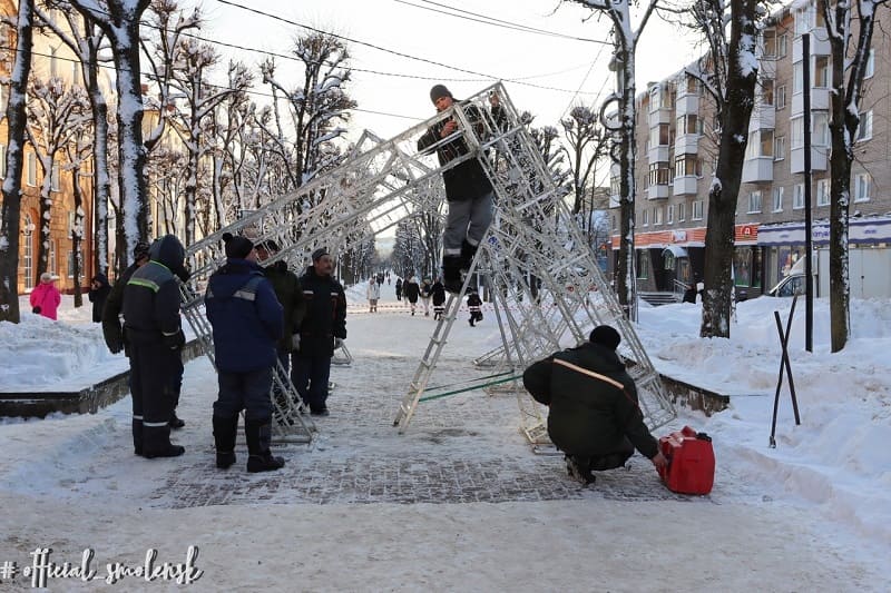 В Смоленске устанавливают новогодние арт-объекты