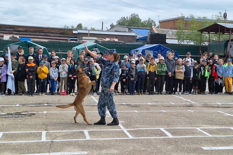 Зачем служебная собака регионального УФСИН танцевала перед смоленскими ребятами?