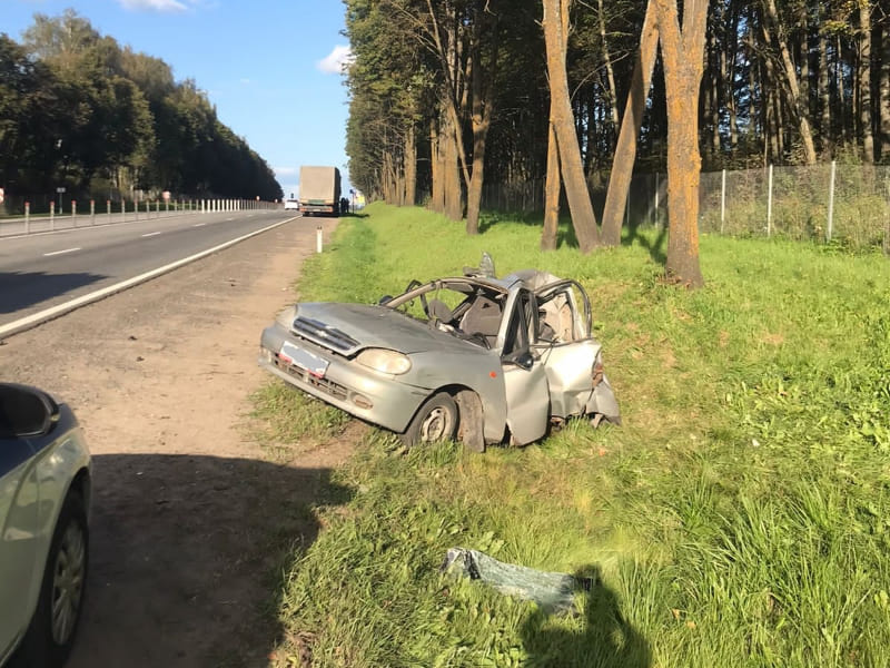 В Смоленской области в ДТП пострадал водитель сплющенной легковушки