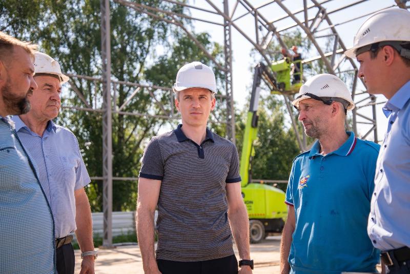 Василий Анохин побывал на месте строительства нового ФОКа в смоленском райцентре