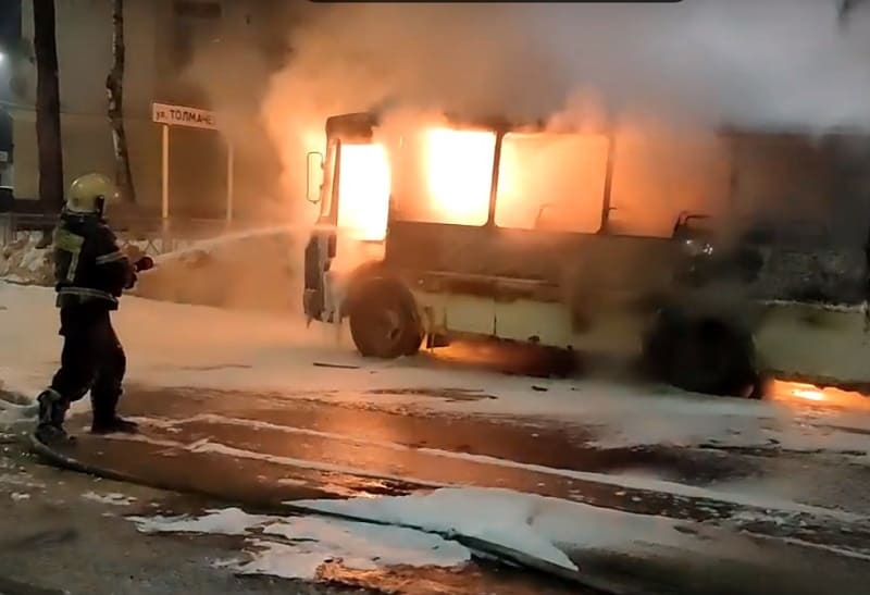 На ул. 12 лет Октября в Смоленске  ночью сгорел автобус